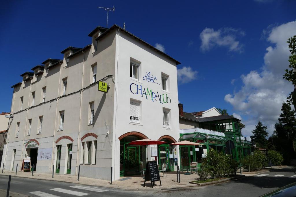 un bâtiment blanc avec un panneau sur son côté dans l'établissement Logis Hotels Le Champalud Restaurant La Citadelle, à Champtoceaux
