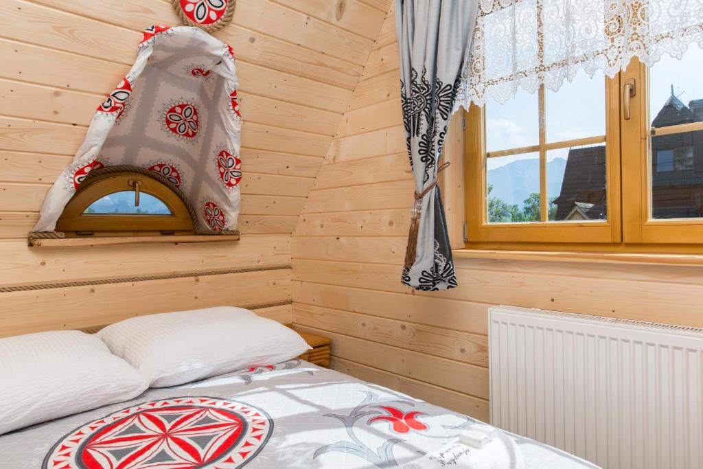 Un pat sau paturi într-o cameră la Domek z Widokiem Harenda View