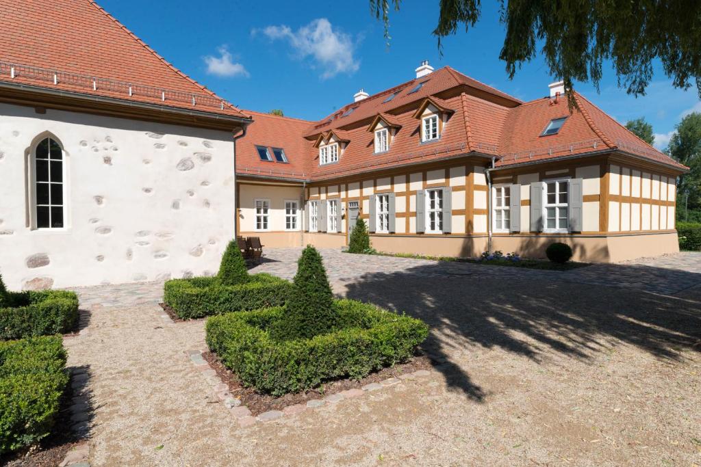 una casa grande con techo rojo en Schloss Beuchow en Lübbenau
