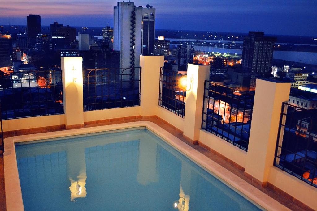 uma piscina no telhado de um edifício em Hotel Manduara em Assunção