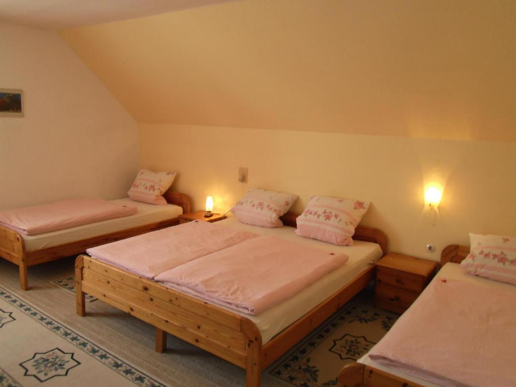 Postel nebo postele na pokoji v ubytování Hotel Gasthof zum Neubau