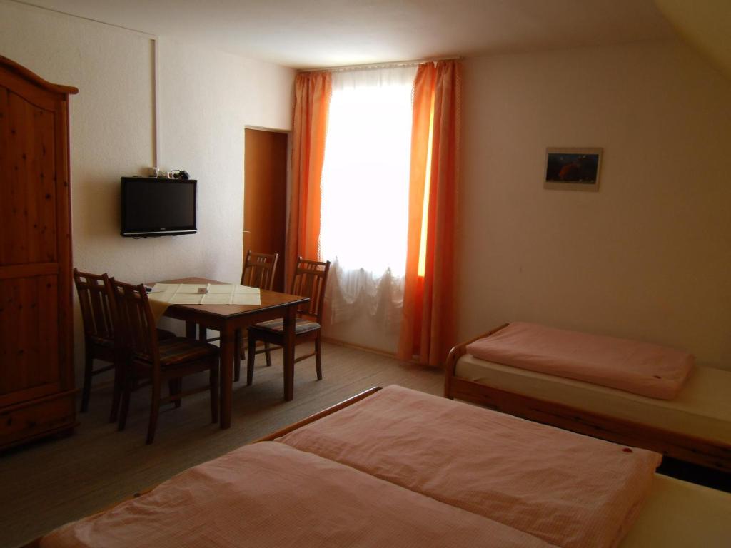 Postel nebo postele na pokoji v ubytování Hotel Gasthof zum Neubau