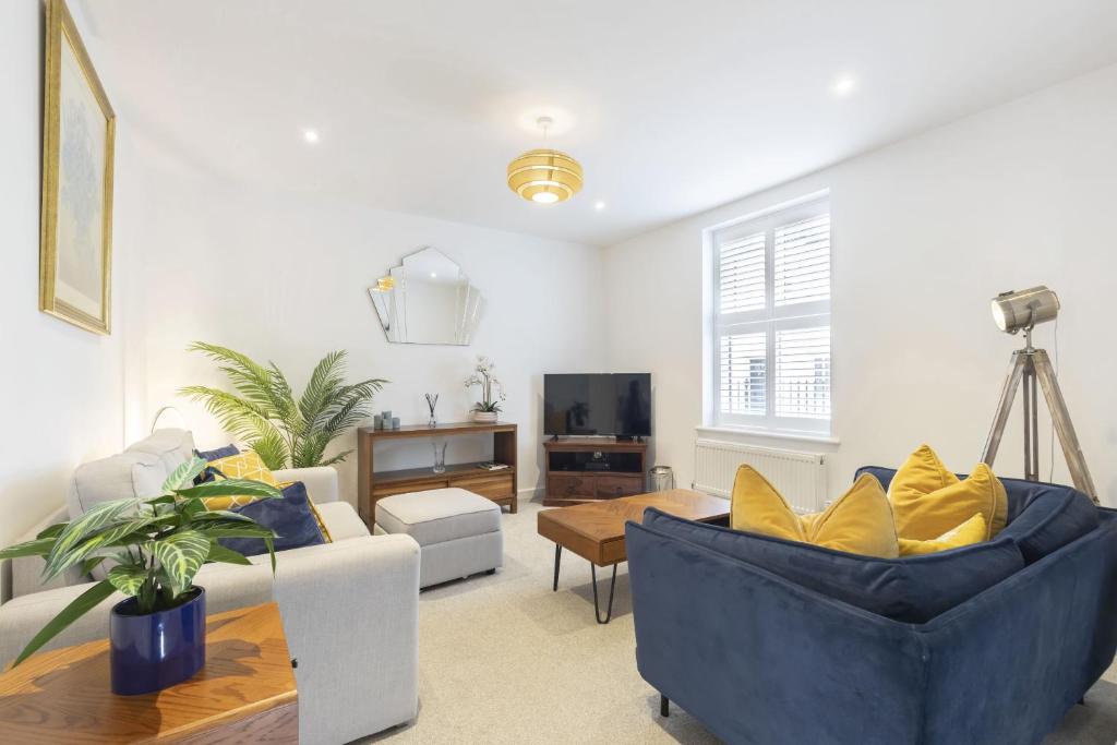 チェルトナムにあるStylish 2-Bed Home in Fairview with Free Parkingのソファ2つとテレビのあるリビングルーム