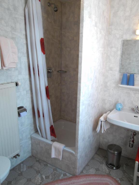 Koupelna v ubytování Hotel Gasthof zum Neubau