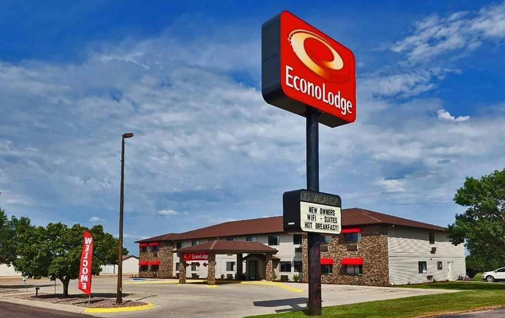 - un restaurant de restauration rapide avec un panneau devant dans l'établissement Econo Lodge Ortonville, à Ortonville