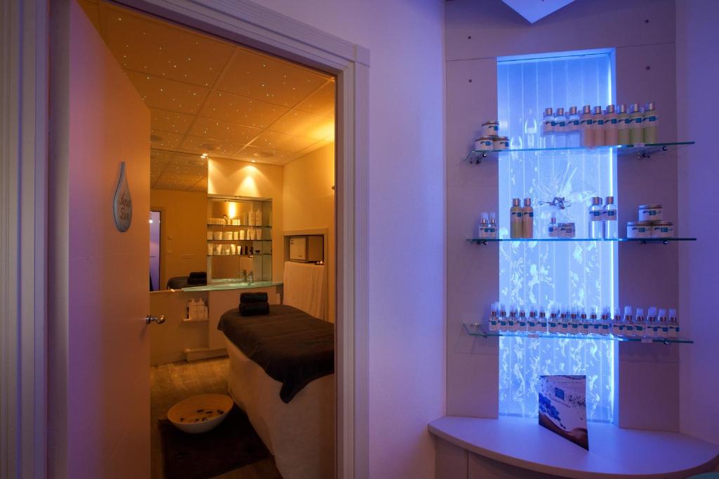 The lounge or bar area at Hotel Spa La Malouini&egrave;re Des Longchamps - Saint-Malo