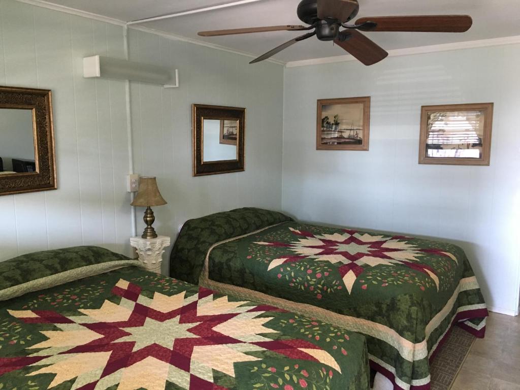 um quarto com 2 camas e uma ventoinha de tecto em Crosswinds Motel em Old Orchard Beach