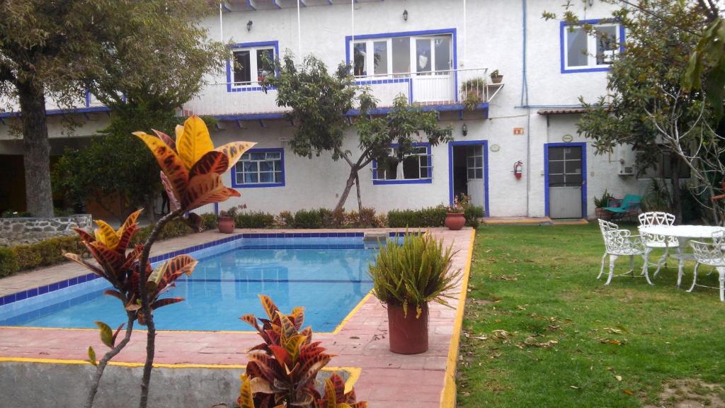 a house with a swimming pool in the yard at Hotel Elohim by Rotamundos in Tequisquiapan