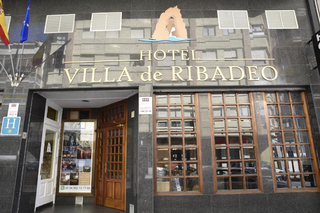里瓦德奧的住宿－Hotel Villa De Ribadeo，展示了酒店别墅de ruedo