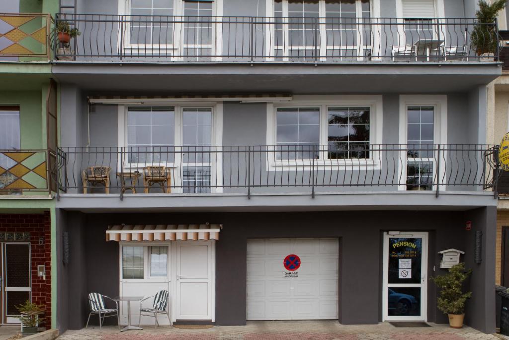 Apartment mit Balkon, Tisch und Stühlen in der Unterkunft Pension Thaya in Znojmo