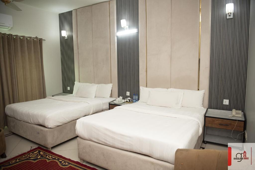 Ένα ή περισσότερα κρεβάτια σε δωμάτιο στο Graceland House F8