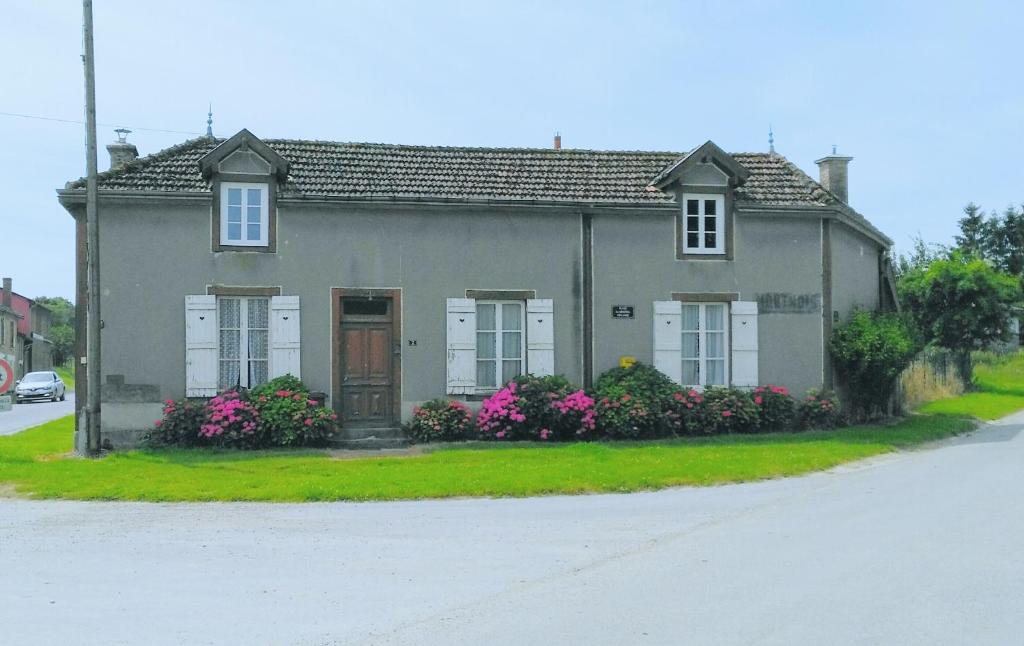 ein kleines Haus mit Blumen davor in der Unterkunft Maison d'Argonne in Brécy-Brières