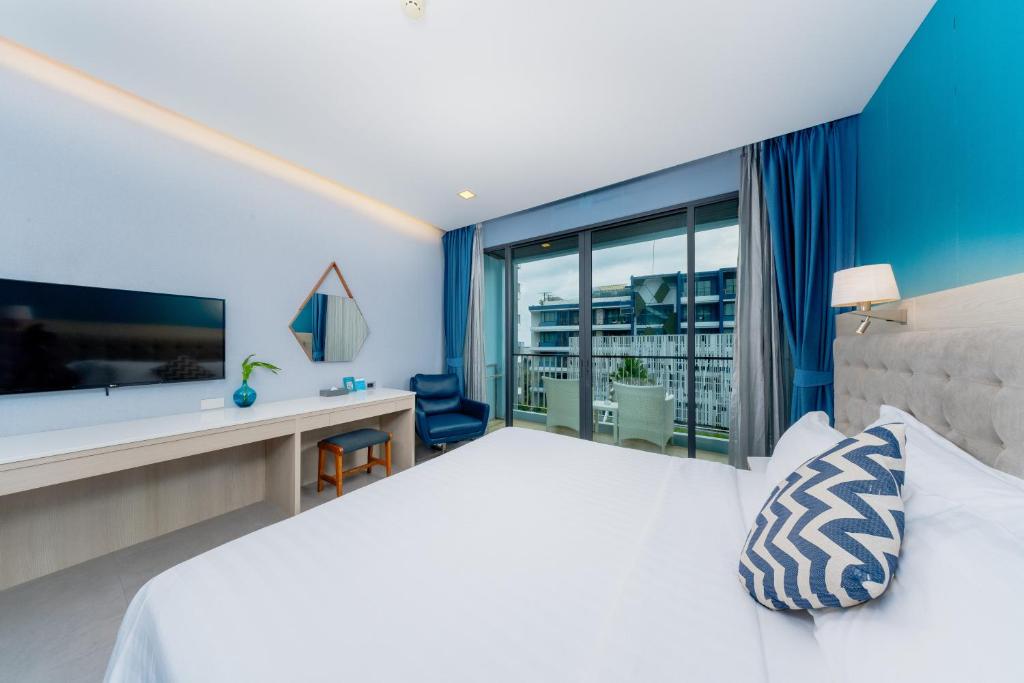 
Deluxe Double Room with Pool View
