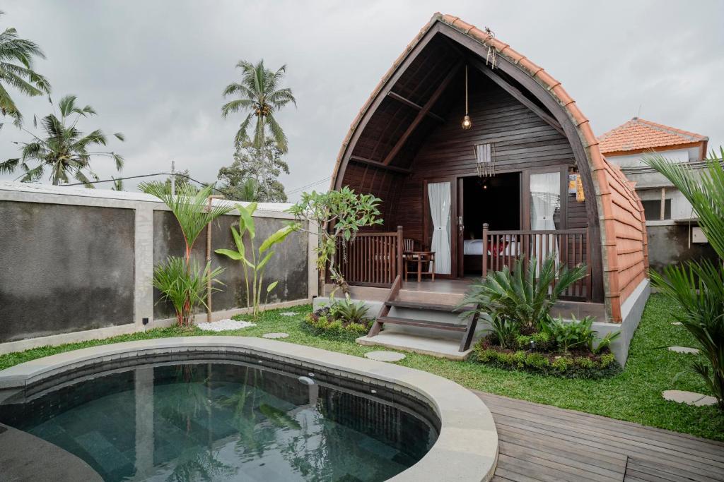 una pequeña casa con piscina en el patio en TRIPLET VILLA Ubud, en Tegalalang