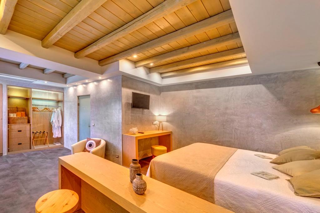 TV a/nebo společenská místnost v ubytování Nissaki Beach Hotel