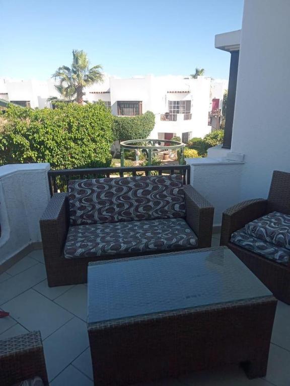 un patio con 2 divani e un tavolino da caffè di House of Happiness a Sharm El Sheikh