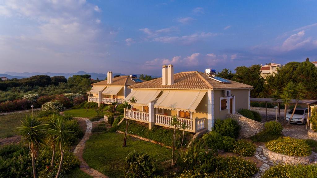 widok z lotu ptaka na dom z podwórkiem w obiekcie Navarone Beach Apartments w mieście Petrokhorion
