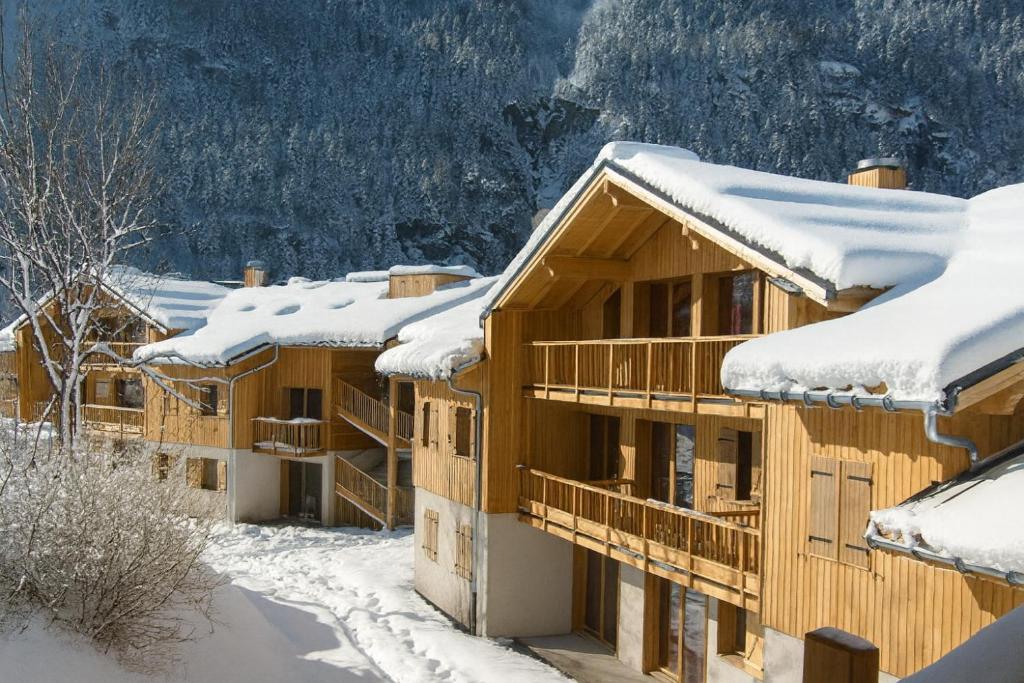 オレルにあるOrelle 3 Vallées - Studio 4 personnesの雪に覆われた木造の建物の列