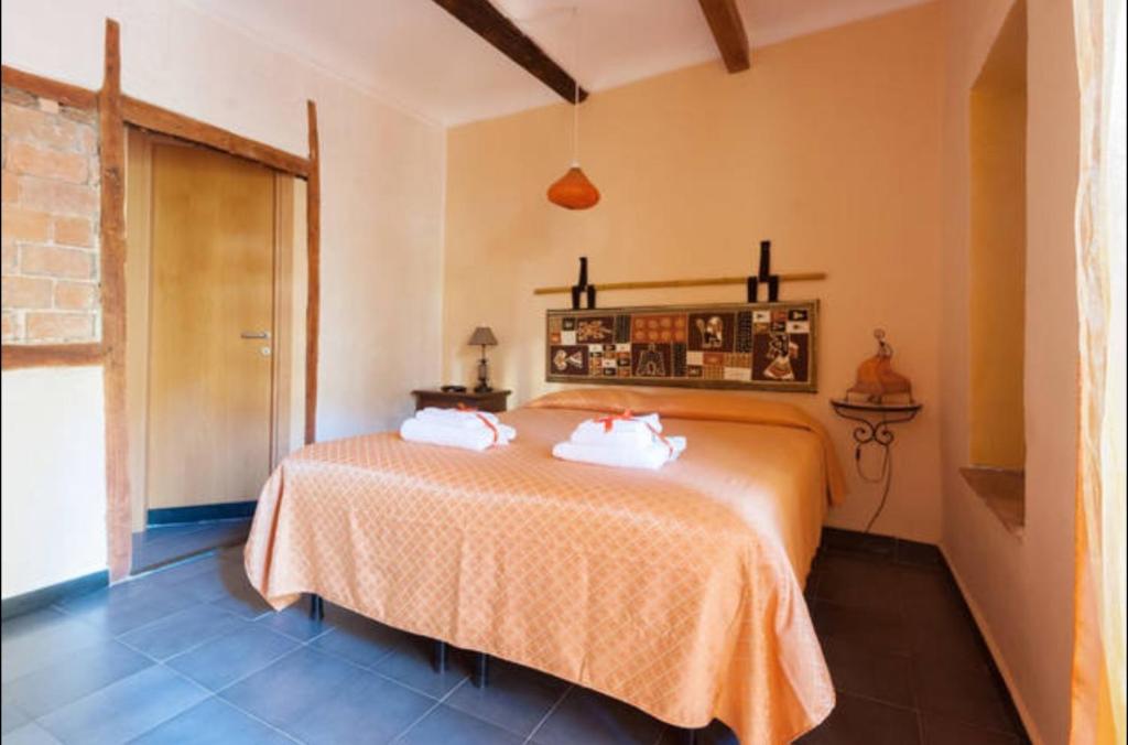 1 dormitorio con 1 cama con 2 almohadas en Jolly Roger Affittacamere, en La Spezia