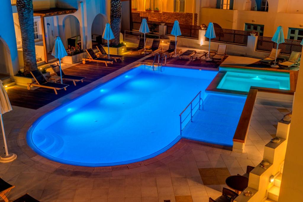 Bazén v ubytování Nissaki Beach Hotel nebo v jeho okolí