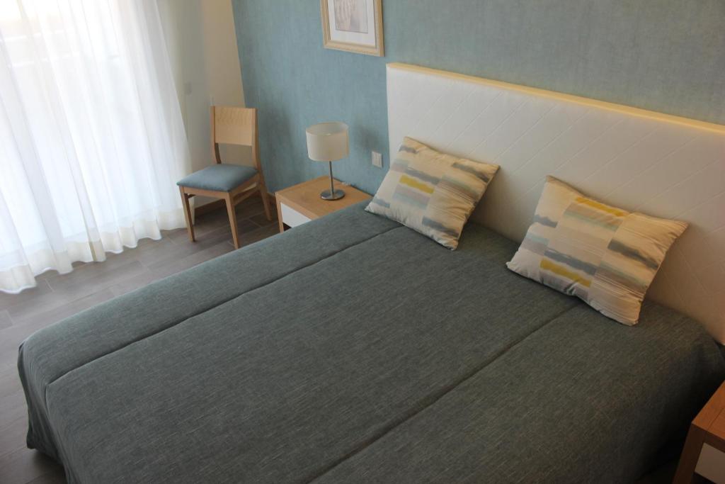 Cama ou camas em um quarto em Apartamentos Turisticos da Nazare