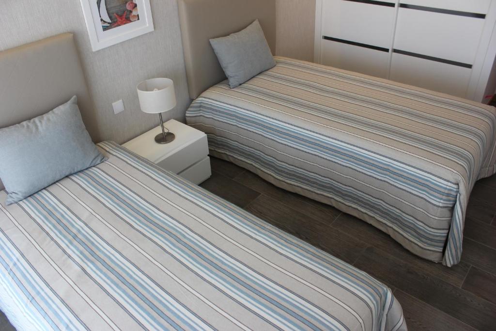 Cama ou camas em um quarto em Apartamentos Turisticos da Nazare