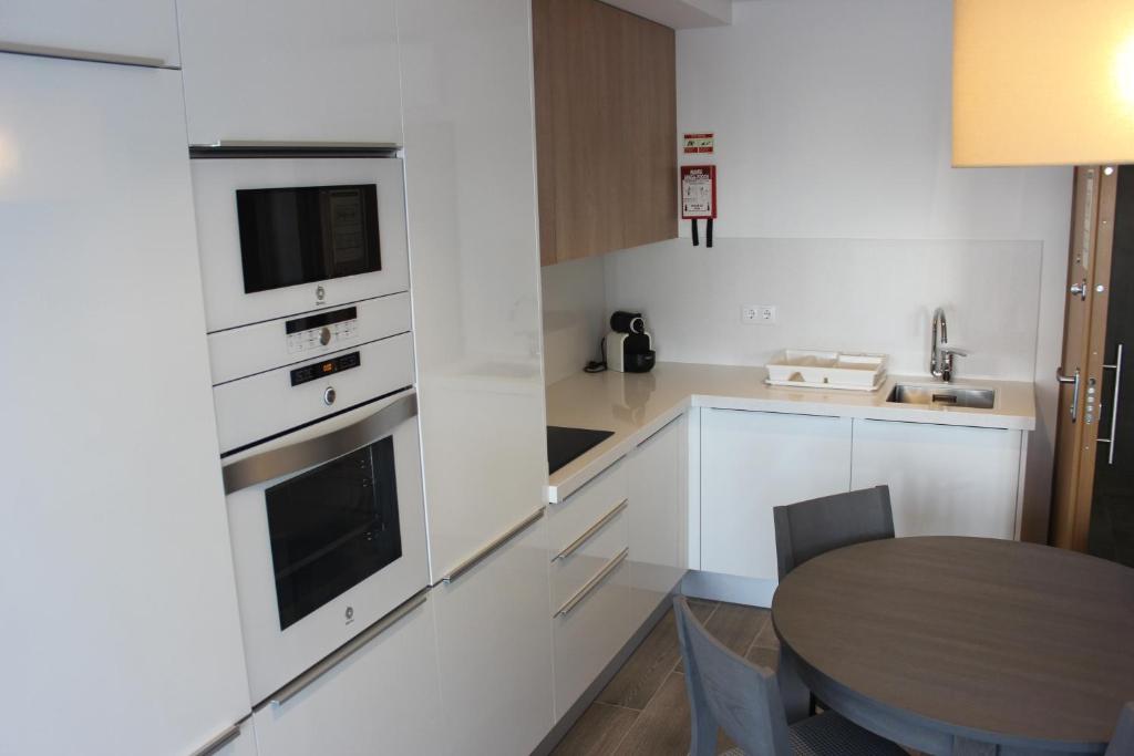 A cozinha ou cozinha compacta de Apartamentos Turisticos da Nazare