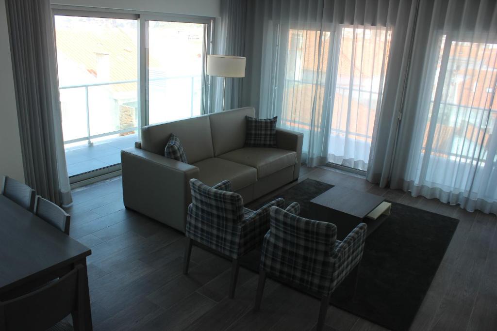 Uma área de estar em Apartamentos Turisticos da Nazare
