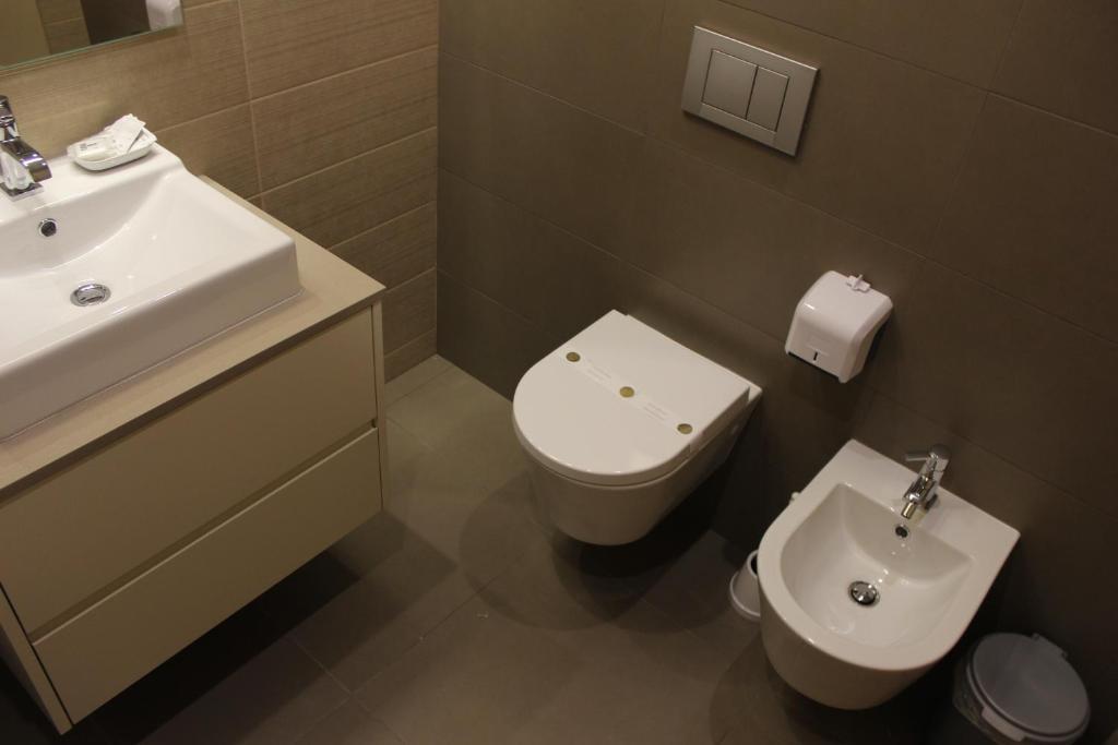 Um banheiro em Apartamentos Turisticos da Nazare
