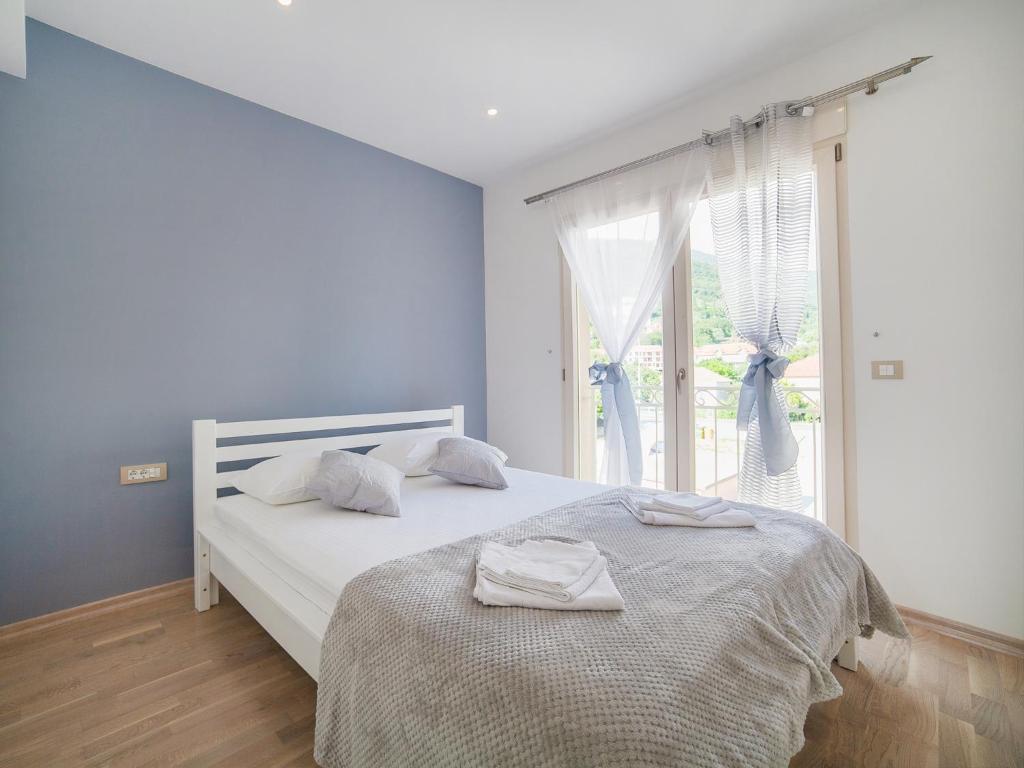 Sea Point Apart hotel Tivat - One Bedroom Apartment With Sea And Pool View