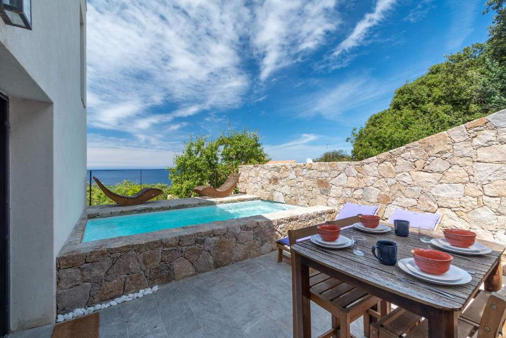 Swimmingpoolen hos eller tæt på Casaceccu : suite Casa Vespa