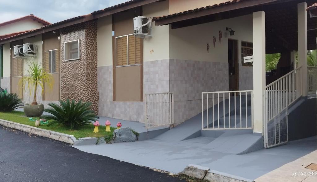 una casa con puerta y entrada en casa temporada caldas nova com 3 quartos Condomínio Village muito área verde,piscinas, sauna, en Caldas Novas