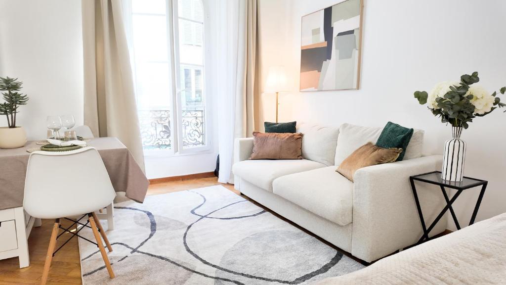 ニースにあるMassena luxury apartmentの白いソファとテーブルのあるリビングルーム