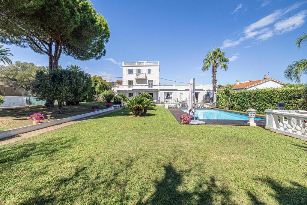 Vườn quanh A c Villa 8BR 15P with Pool & Tennis – Antibes