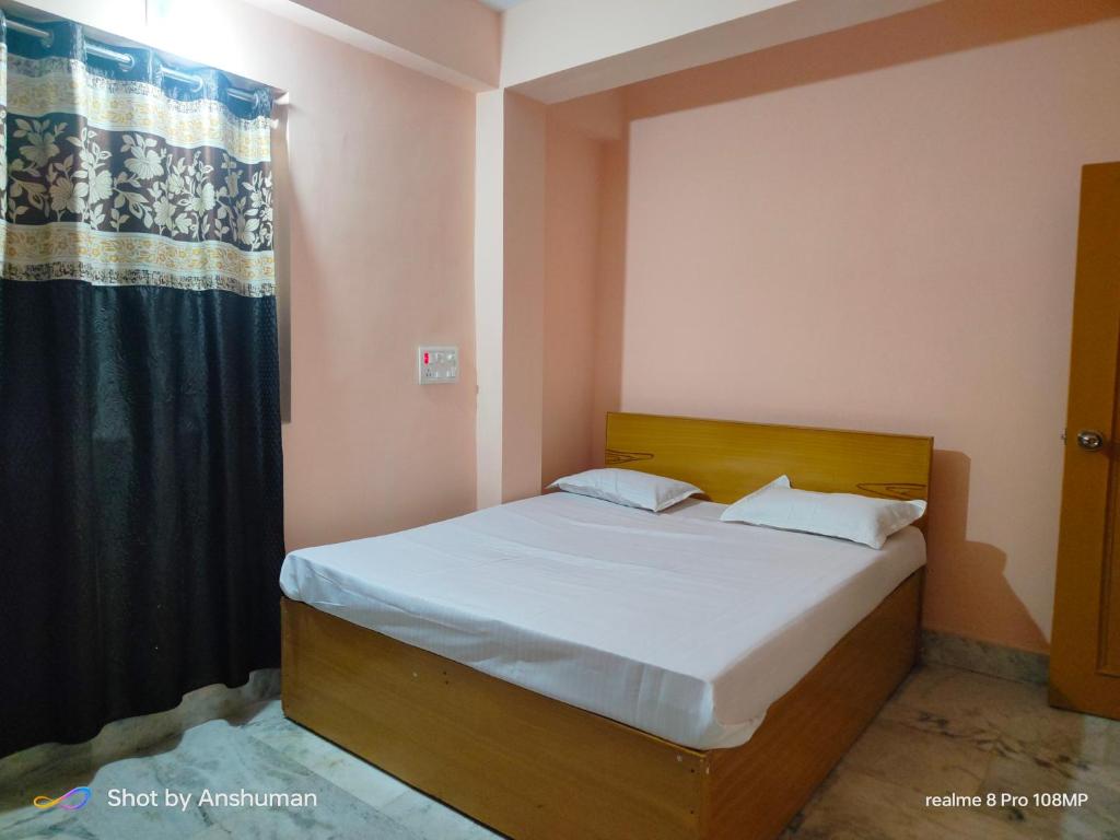 ブッダガヤにあるMotel homestayの窓のある小さな部屋のベッド