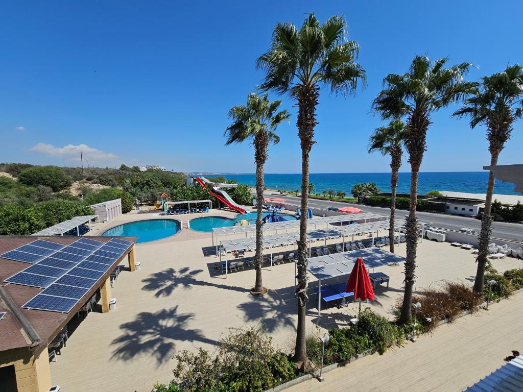 ein Resort mit Pool, Palmen und Meer in der Unterkunft Exotic Hotel & SPA in Boghaz