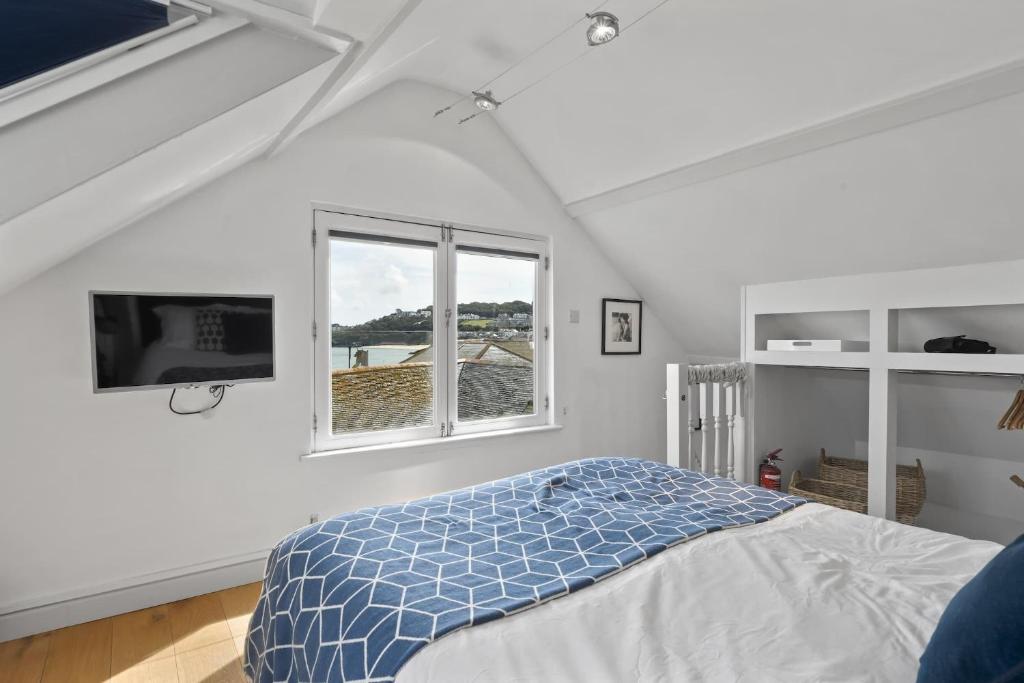 Postel nebo postele na pokoji v ubytování Cosy Fisherman's Cottage Seconds from Waterfront