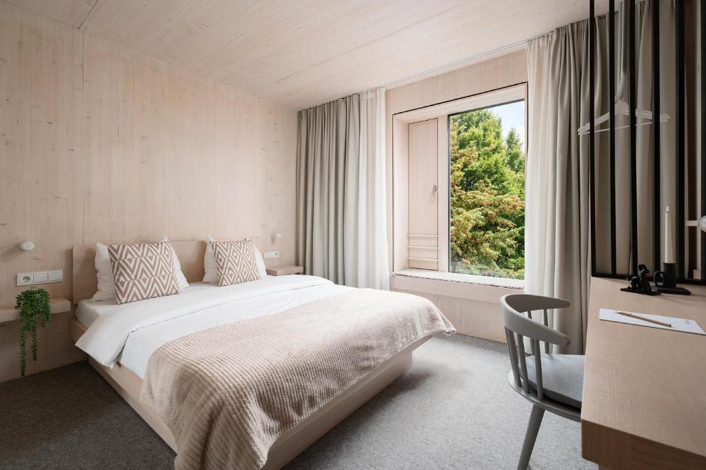 Ένα ή περισσότερα κρεβάτια σε δωμάτιο στο Hotel Bergamo Modern &amp; zentral in Ludwigsburg Klimaanlage 3 Min zum Schloss WLAN Frühstück optional besonderes nachhaltiges Stadthotel in moderner Holzbauweise