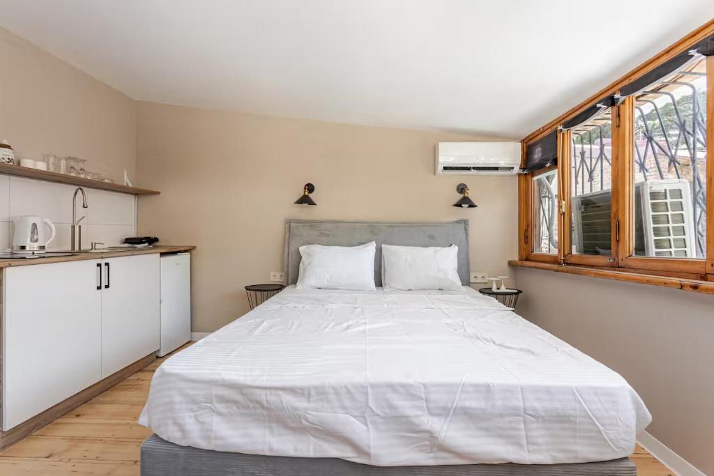 Ένα ή περισσότερα κρεβάτια σε δωμάτιο στο One-Bedroom Apartment in Old Tbilisi