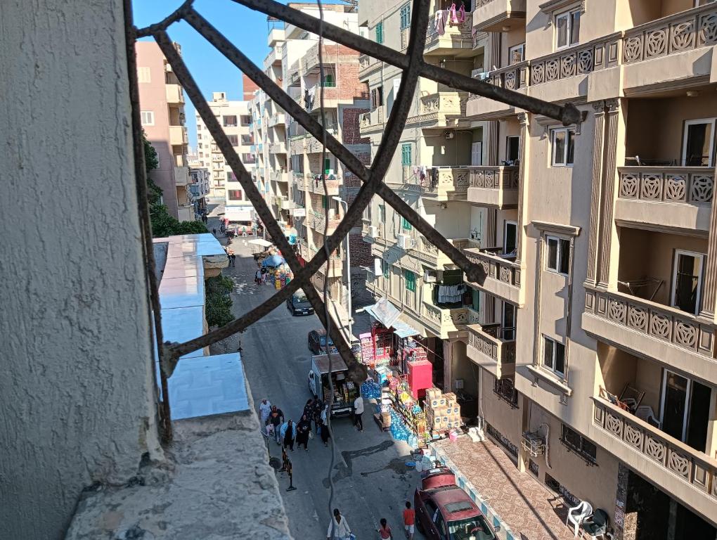 une vue aérienne d'une rue de la ville avec des bâtiments dans l'établissement لؤلؤه العوام, à Marsa Matruh