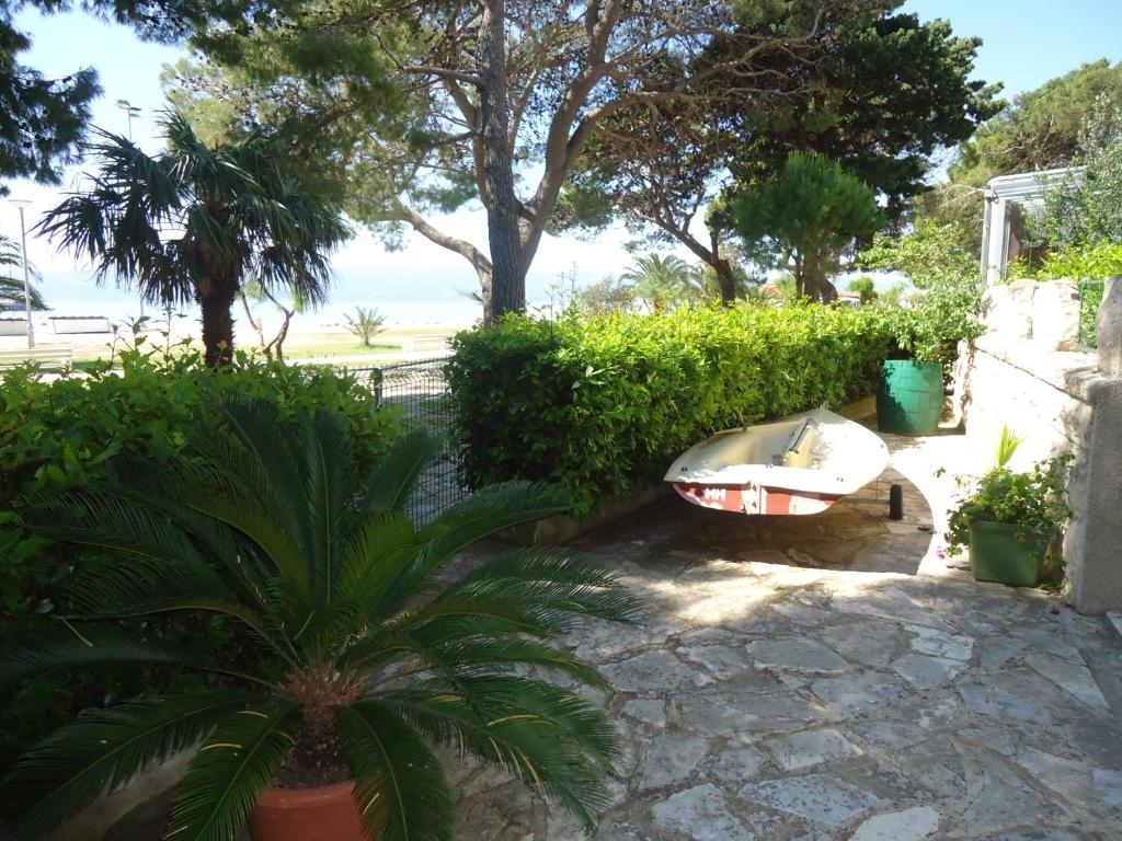 Vonkajšia záhrada v ubytovaní Omiš apartment on the beach