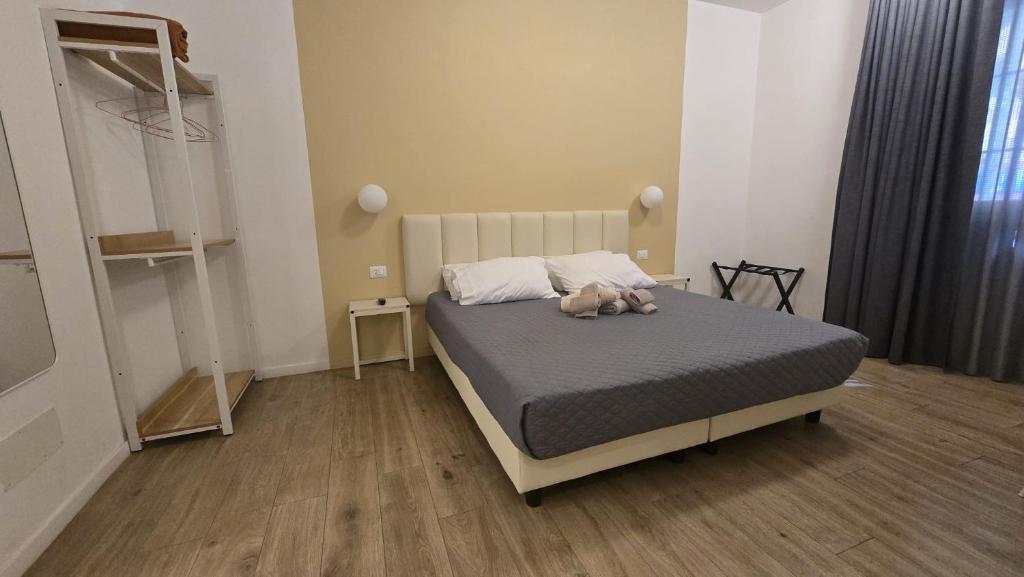 een hond op een bed in een slaapkamer bij Domus Regis Rooms & Apartment in Rome