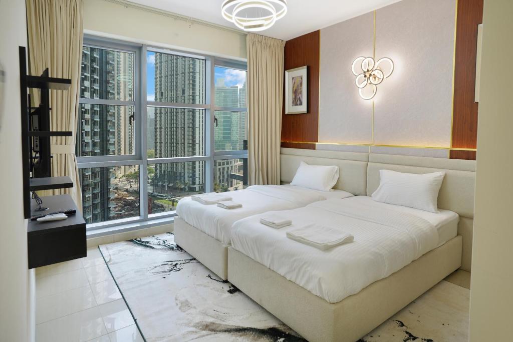 Un dormitorio con una cama grande y una ventana grande. en 13Stnd- Luxury Living in Downtown Near Burj Khalifa & World Trade Center, en Dubái