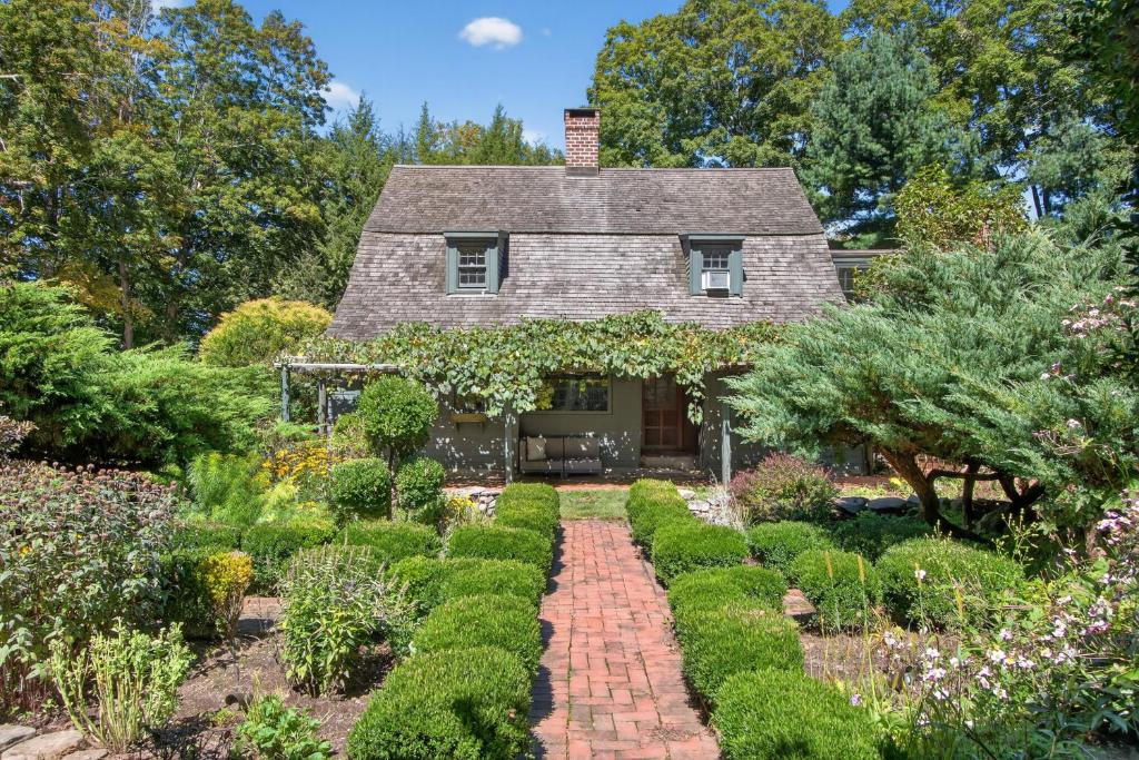 BethelにあるStorybook 330 Year Old Enchanting Estate estateの煉瓦造りの庭