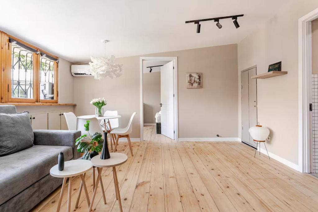 un salon avec un canapé et une table dans l'établissement Apartment with Fireplace in Old Tbilisi, à Tbilissi