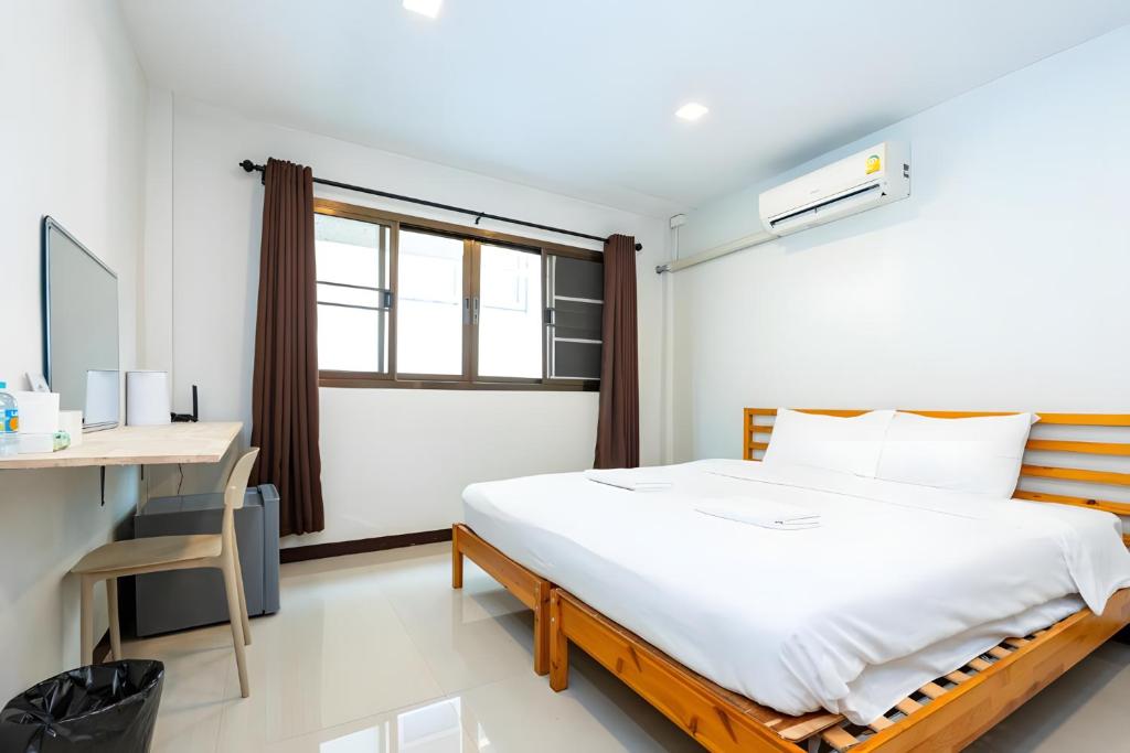 une chambre avec un lit, un bureau et une fenêtre dans l'établissement The Hidden Sao Chingcha - ถนนดินสอ xPro, à Bangkok