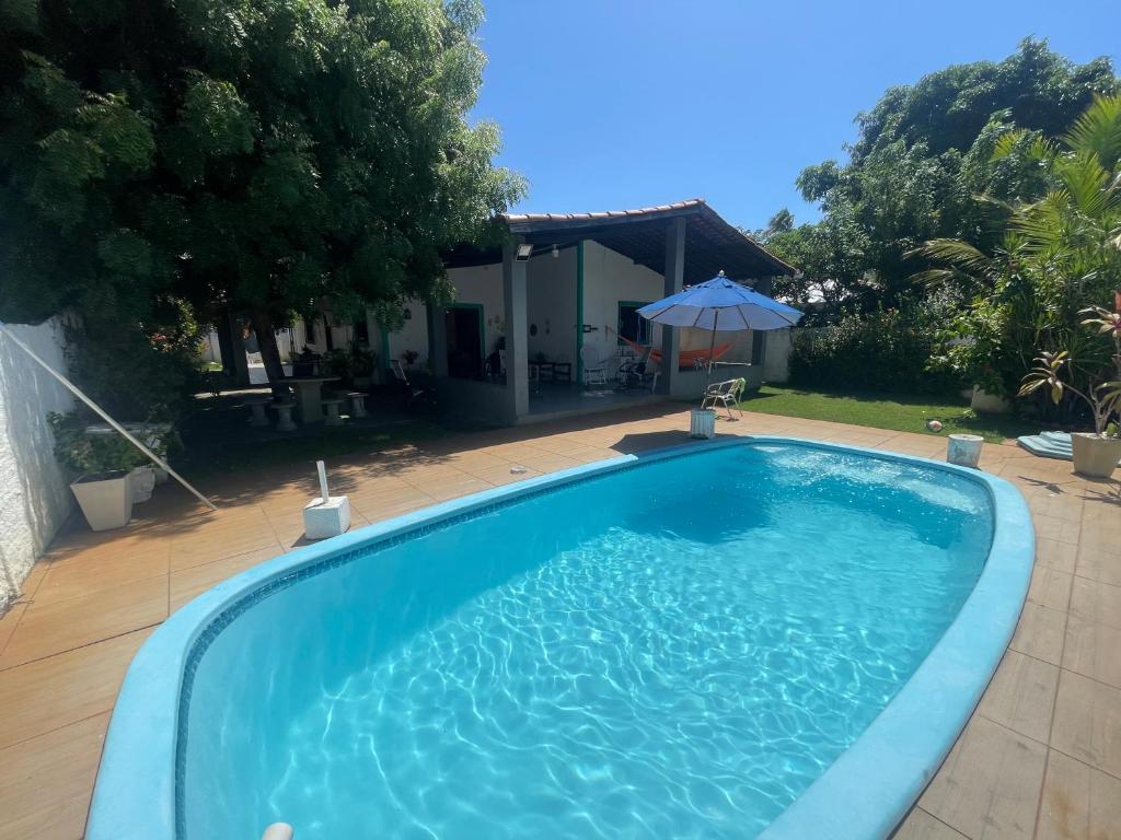 una grande piscina blu in un cortile di Casa de Praia em Sonho verde a Paripueira