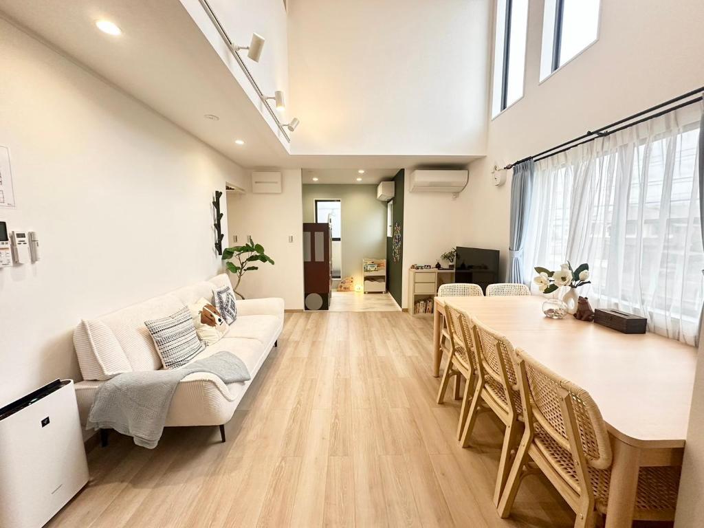 a living room with a table and a couch at Mulan Stay 松尾大社 in Kyoto