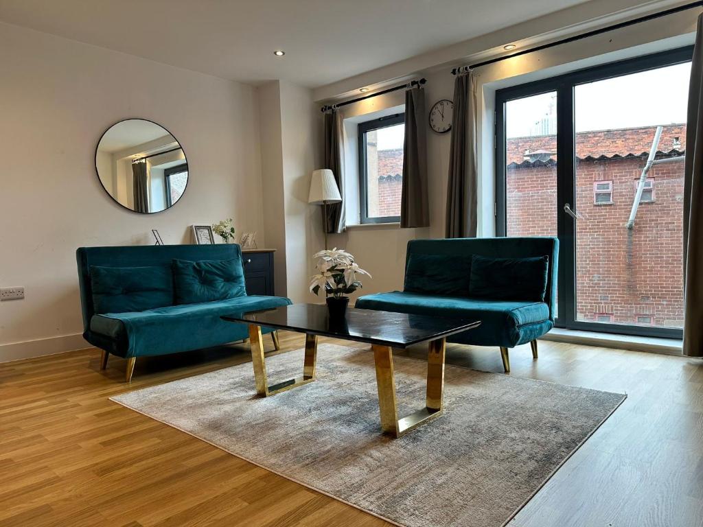 Posezení v ubytování 2 Bed Duplex with En-suite 5 mins walk from city centre