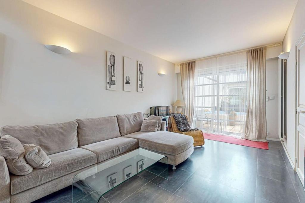 a living room with a couch and a chair at St Agne - Maison 3 ch patio Toulouse in Toulouse